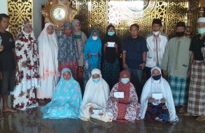 Pengurus Masjid Al Fatihah Salurkan Zakat