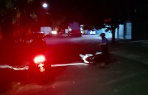 Seorang Pengendara Alami Kecelakaan, Tersangkut Kabel Diduga Milik Telkom di Jalan Delima