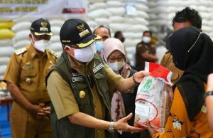 Serahkan Bantuan untuk PKH dan BLT Parepare, Ini Harapan Wali Kota Parepare