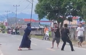 Diduga di Sidrap, Pertikaian Dua Pria Gunakan Senjata Tajam Heboh di Media Sosial