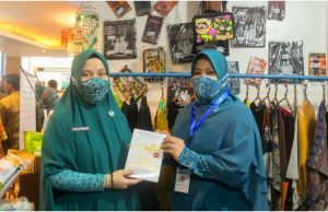 Saat Berkunjung ke Stand Pameran PKK Parepare, Plt Ketua PKK Sulsel Dihadiahi Buku Karya Erna Rasyid Taufan