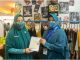 Saat Berkunjung ke Stand Pameran PKK Parepare, Plt Ketua PKK Sulsel Dihadiahi Buku Karya Erna Rasyid Taufan