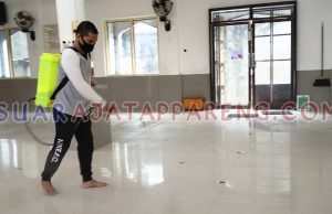 Lurah Kampung Baru Lakukan Penyemprotan Disinfektan, Tekan Laju Penyebaran Covid-19 di Wilayahnya