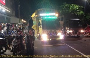 Kepala UPTD Parkir Dishub Parepare Terjun Langsung Urai Kemacetan di Malam Takbiran