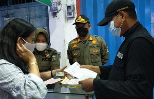 Tim Gakkum Kecamatan Ujung Disiplinkan Pengendara Abai Protokol Kesehatan Salah Satu Pelanggar Diberi Sanksi Administratif