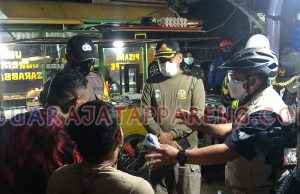 Seorang Pedagang Pasar Senggol Terlibat Aksi Protes dengan Tim Satgas, Minta Jam Operasional Ditambah
