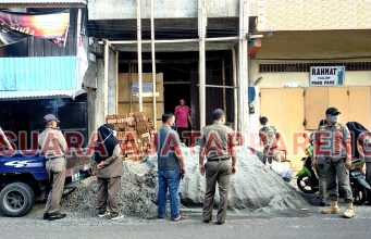 Tim Gakda Satpol PP Parepare Semprit Bangunan Tumpuk Material di Atas Trotoar