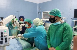 Kabid. Humas Polda Sulsel, Kombes. Pol. E. Zulpan Saksikan Langsung Operasi Mata AP