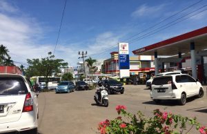Terjadi Antrian Panjang Si SPBU Maccorawalie Pinrang