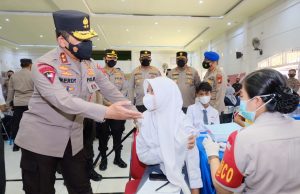 Kapolda Sulsel Tinjau Gelora Vaksinasi Pelajar Dhira Brata Yang Digelar Akpol 1990 Di SMA 5 Makassar