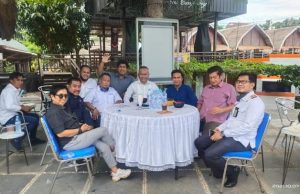 Bersama Plt. PWI Parepare-Barru Atal S. Depari, Menikmati Suasana Parepare, Industri Tanpa Cerobong Asap di Teras Empang