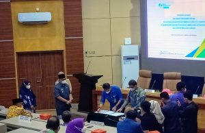 Saksikan Penyerahan Kartu Jaminan Sosial ke Kolektor PBB, Wawali Parepare Bilang Begini