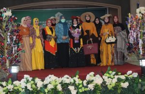 Desain Baju Etnik Islami Milik Erna Rasyid Taufan Dipopulerkan Asosiasi Majelis Taklim Indonesia di Maros