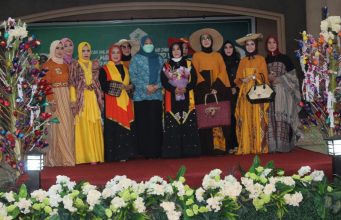 Desain Baju Etnik Islami Milik Erna Rasyid Taufan Dipopulerkan Asosiasi Majelis Taklim Indonesia di Maros