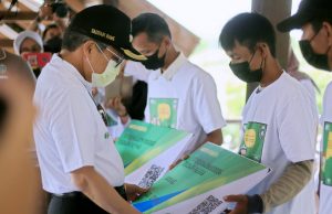 Taufan Pawe Serahkan 1.250 Kartu BPJS Ketenagakerjaan Untuk Petani Di Parepare
