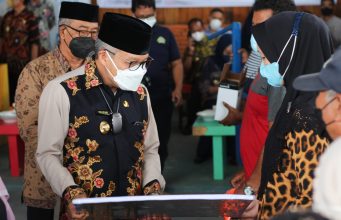 Wali Kota Parepare Parepare Serahkan Bantuan Perahu