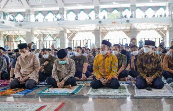 Jusuf Kalla, Akbar Tanjung, dan Taufan Pawe Salat Jumat Bersama di Masjid Al – Markaz