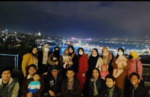 Kisah Mahasiswa Turki; Rela Terobos Hujan Boyong Tiga Balita Demi Hadiri Ceramah Erna Rasyid Taufan