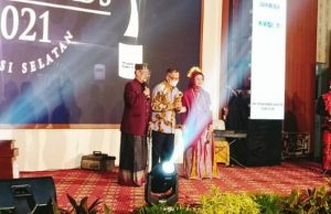 Wawali Hadir Terima Penghargaan Parepare Raih KPID Awards 2021