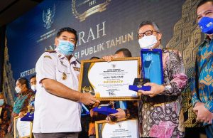 Wali Kota Parepare Terima Penghargaan Tertinggi Keterbukaan Informasi Publik Sulsel