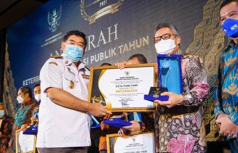 Wali Kota Parepare Terima Penghargaan Tertinggi Keterbukaan Informasi Publik Sulsel