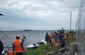 DLH Parepare Bersama Damkar Turun Bersihkan Sampah Anjungan Cempae