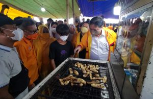 Penjual Pisang Epe: Terimakasih Pak Airlangga Hartarto