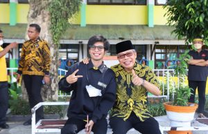 Warga Palopo ‘Berebut’ Berfoto Bersama Taufan Pawe