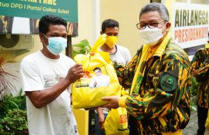 Golkar Sulsel Bagikan Minyak Goreng Gratis ke Warga Makassar