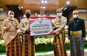 Plt Gubernur Sulsel Serahkan Bantuan Keuangan Rp 30 Miliar ke Taufan Pawe