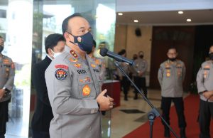 Dengan Pesawat, Satgas Damai Cartenz Kirim Bantuan Bibit Babi ke Warga Yahukimo