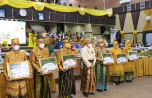 Taufan Pawe Serahkan Penghargaan Pada Enam OPD di Perayaan HUT Kota ke-62