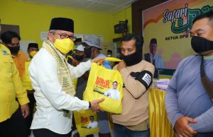 Senyum Tukang Becak dan Petugas Kebersihan, Dapat Bingkisan Ramadhan Airlangga Hartarto