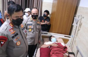 Kapolda Sulsel Besuk Anggota Polri Yang Terluka Saat Kawal Aksi Unjuk Rasa