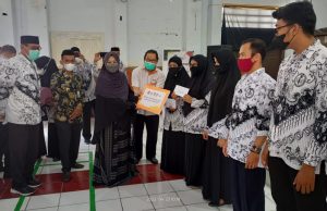 200 Guru Honorer di Parepare Terima THR Lebaran, Diserahkan Langsung Ketua TP PKK Parepare Erna Rasyid Taufan