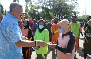 Bupati Pinrang Berikan Insentef Kepada Puluhan Tenaga Pembersih