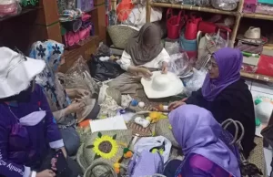 Erna Rasyid Taufan Ajari Pengrajin Anyaman di Tasikmalaya Desain Lontara dan Buat Kembang