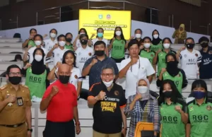 Lepas Tim Sepak Bola Wanita Sulsel, Wali Kota Parepare Taufan Pawe Beri Dana dan Janjikan Bonus
