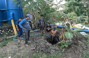 Pastikan Distribusi Air Warga Aman, Tim PAM Tirta Karajae Tanggulangi Kebocoran Pipa Hingga Larut Malam