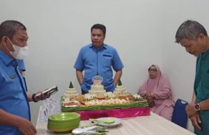 Direktur PAM Parepare Firdaus Djollong Beri Penghormatan Kepada Karyawan Yang Memasuki Masa Purna