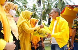 Sosialisasikan Ailangga, Taufan Pawe Keliling Serahkan Bantuan ke Masyarakat Kepulauan Selayar