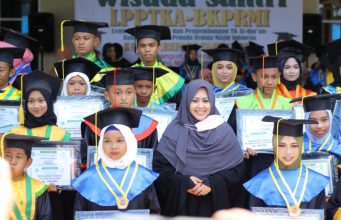 Ketua TP PKK Parepare Erna Rasyid Taufan Hadiri Wisuda Santri BKPRMI, Sebut Orang Tua Santri Disiapkan Mahkota Di Syurga Ketua TP PKK Parepare Erna Rasyid Taufan Hadiri Wisuda Santri BKPRMI, Sebut Orang Tua Santri Disiapkan Mahkota Di Syurga