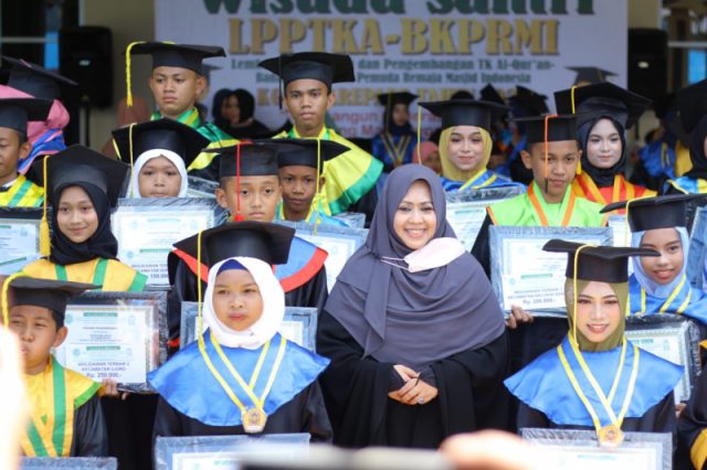 Ketua TP PKK Parepare Erna Rasyid Taufan Hadiri Wisuda Santri BKPRMI, Sebut Orang Tua Santri Disiapkan Mahkota Di Syurga Ketua TP PKK Parepare Erna Rasyid Taufan Hadiri Wisuda Santri BKPRMI, Sebut Orang Tua Santri Disiapkan Mahkota Di Syurga