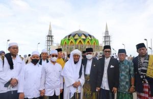 Perdana Digunakan Salat Idulfitri, Masjid Terapung BJ Habibie Dipadati Masyarakat