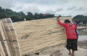 Taufan Pawe Rutin Pantau Pembangunan Masjid Terapung BJ Habibie, Pastikan Kualitas Material Terjamin