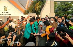 DPRD Parepare Siap Teruskan Tuntutan Mahasiswa ke DPR-RI DPRD Parepare Siap Teruskan Tuntutan Mahasiswa ke DPR-RI