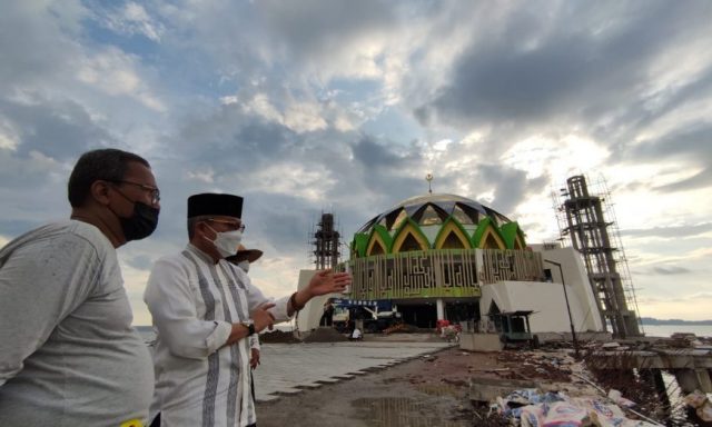 Inginkan Dapat Digunakan Salat Id, Taufan Pawe Intes Pantau Pembangunan Masjid Terapung BJ Habibi