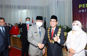 Wali Kota Parepare Ucapkan Selamat Bekerja Saat Hadir di Pelantikan Rektor Unhas Wali Kota Parepare Ucapkan Selamat Bekerja Saat Hadir di Pelantikan Rektor Unhas