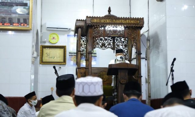 Tarwih di Masjid Raya, Taufan Pawe Puji Kepatuhan Prokes Masyarakat Parepare
