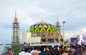 Jemaah Padati Masjid Terapung BJ Habibie Salat Idulfitri